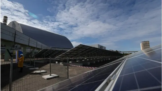 Поки що атомна і "зелена" енергетики мирно співіснують лише в Чорнобилі, де біля зруйнованого блоку АЕС побудували сонячну електростанцію