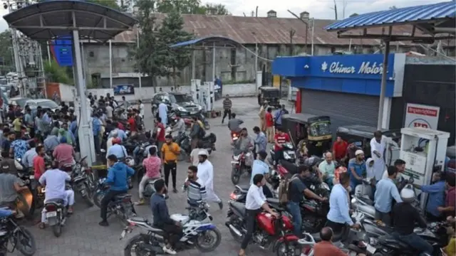 শ্রীনগর শহরে কয়েকদিন আগে পেট্রোল পাম্পে তেলের জন্য লোকের ভিড়