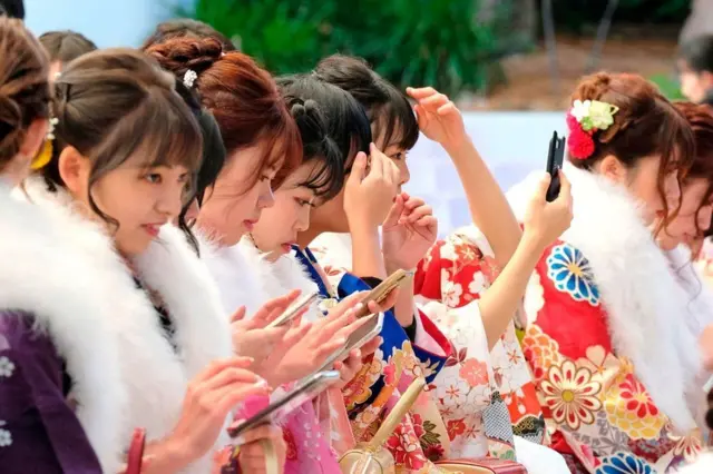 'Yan matan Japan sun yi amfani da wayoyin salula a bikin 'yan matancin na bana