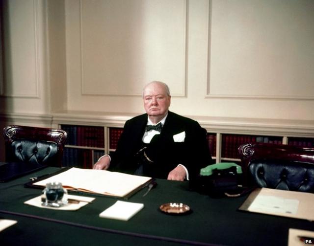 Winston Churchill sentado em seu gabinete