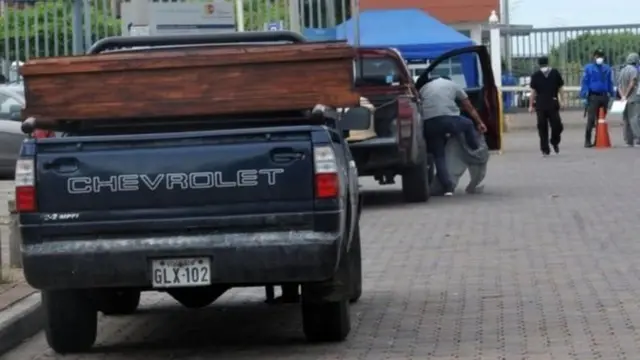 Hifadhi za maiti hazikuwa na uwezo wa kushughulikia idadi kubwa ya maiti katik mji wa Guayaquil.