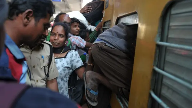 భోగి.. సంక్రాంతి.. కనుమ ఇవి తెలుగు లోగిళ్లలో పెద్ద పండగలు. ఈ సందర్భంగా ఎలాగైనా తమ సొంత ఊర్లలో కుటుంబ సభ్యులతో గడపాలని చాలా మంది ఇలా కష్టపడి ప్రయాణం చేశారు.