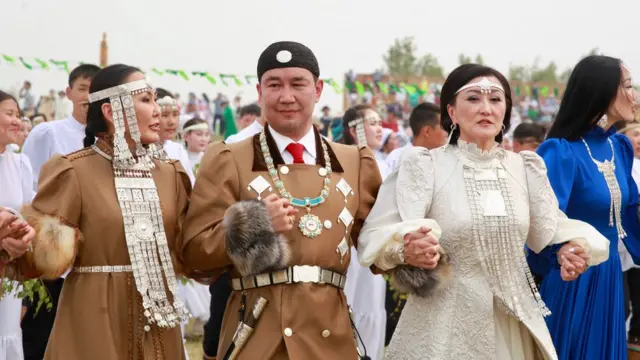 Сардана Авксентьева (справа) с главой Якутии Айсеном Николаевым и его супругой