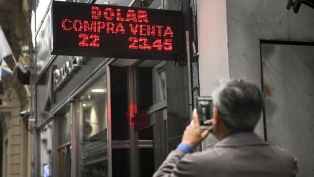 Argentino frente a tasa de cambio del dólar.