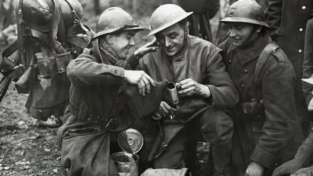 Солдати святкують