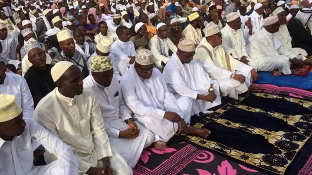 Dadweyne subixii hore ee ciidda ku sugnaa fagaaraha Janaraal Maxamuud ee magaalada Gaarisa