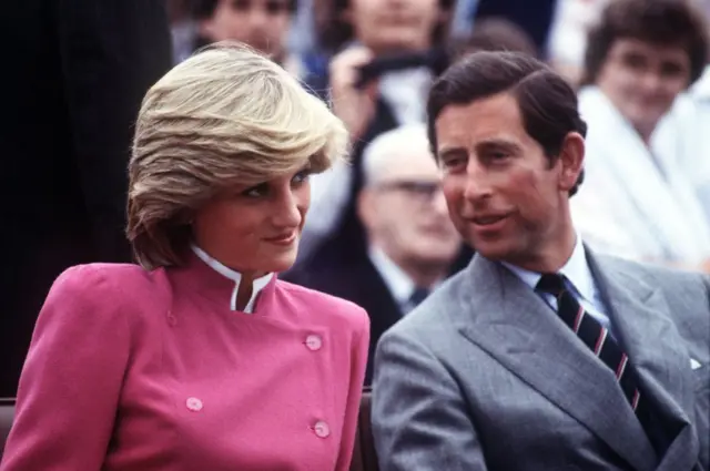 Charles olha sorrindo para Diana durante evento no Canadá