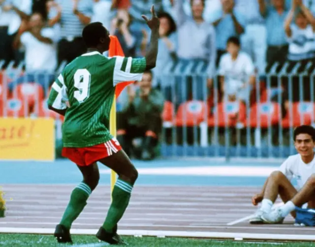 Bamwe bibuka uburyo Roger Milla yamamaye cyane mu kwishimira igitego aceza cyane muri aho baterera 'corner'