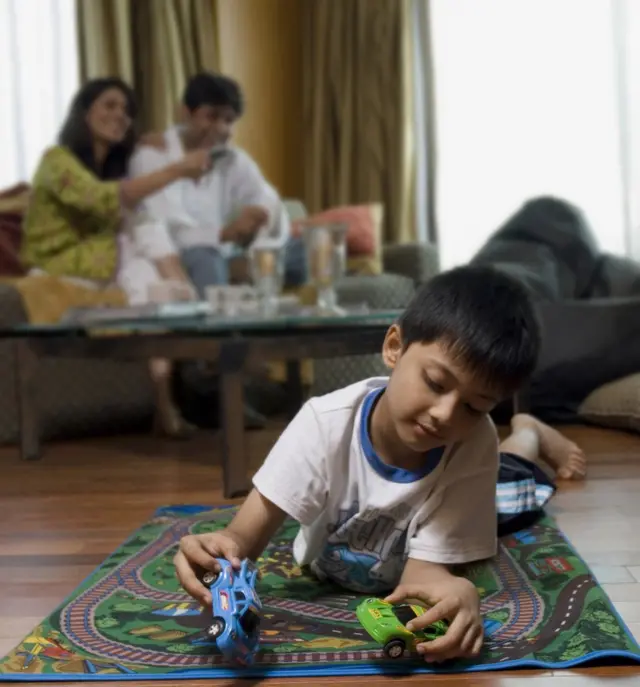 ఆడుకుంటున్న ఓ చిన్నారి