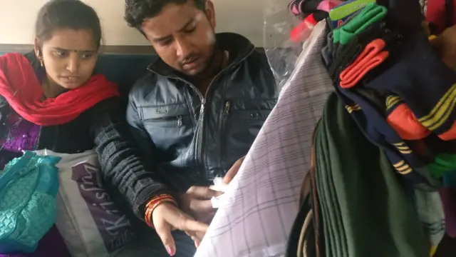 ट्रेन में रूमाल ख़रीदती महिला