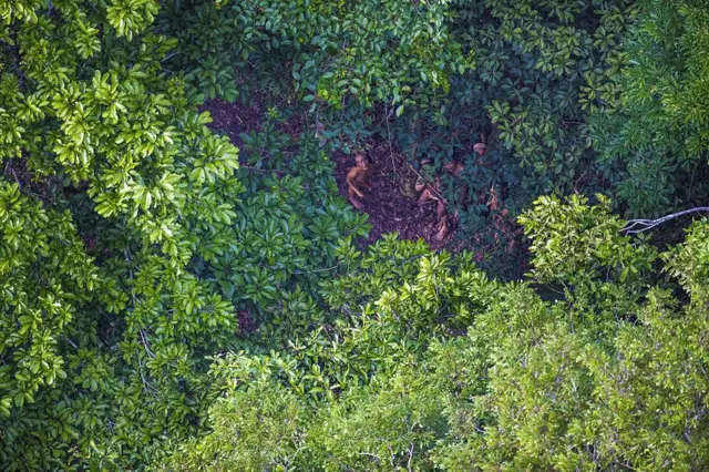 Índios se escondem ao ver helicóptero