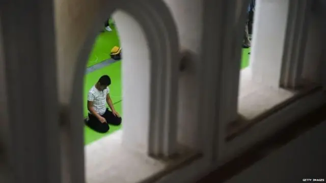 नमाज पढणारी व्यक्ती