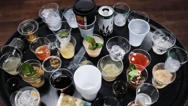Mesa con vasos y bebidas.