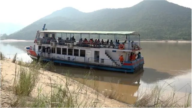 బోటు వెలికితీత పనులు