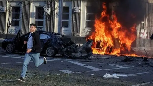 Un hombre correo en la zona de la caída de un misil en Kyiv.