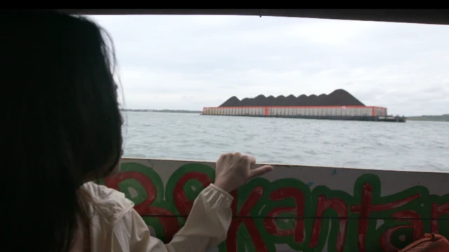 Kapal tongkang batubara di Teluk Balikpapan