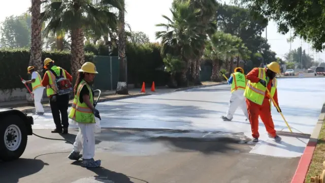 Aplicação de CoolSeal sobre uma rua de Los Angeles