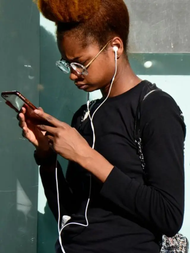 Une jeune femme utilisant son téléphone.