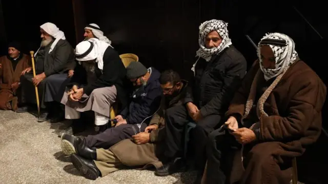 家族がイスラエルの刑務所から釈放されるのを待ちわびる人たち（23日未明、ヨルダン川西岸地区ラマラの文化施設で）