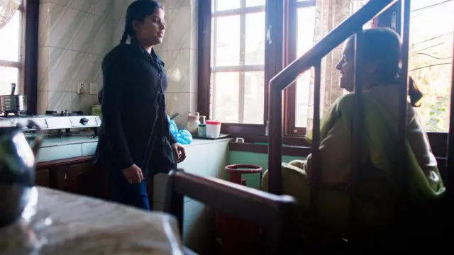 माहवारी के बारे में अपनी मां को बताती एक लड़की