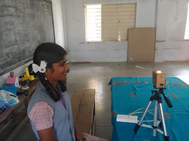 முகமறிதல் தொழில்நுட்பம் குறித்த பயிற்சி ஒன்றில் பங்கேற்ற மாணவி