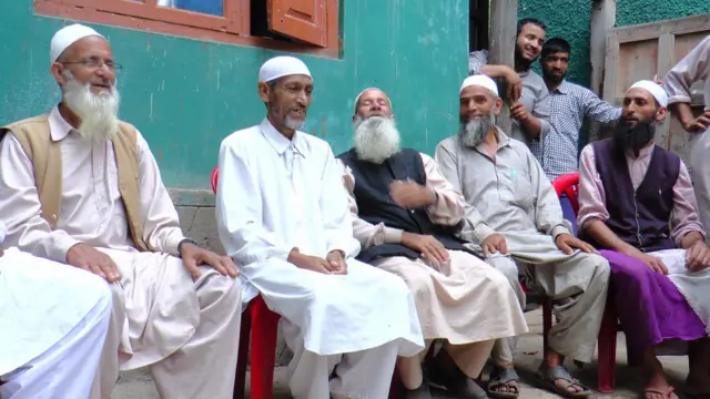 गांव के बुजुर्ग