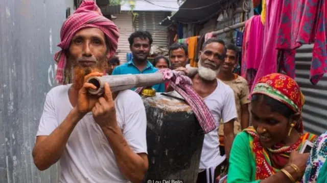 取水后要搬运，也是件苦差