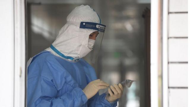 به گفته مقام‌های چین تاکنون ۶ نفر از کارمندان و پزشکان یاری‌رسان به مبتلایان کووید-۱۹ خود جان باخته‌اند