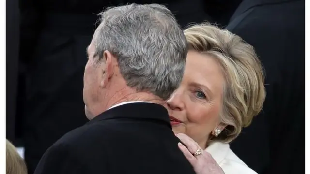 นางฮิลลารี คลินตัน ซึ่งแพ้การเลือกตั้งประธานาธิบดีสหรัฐฯ ในครั้งนี้ พูดกระซิบกับนายจอร์จ ดับเบิลยู บุช อดีตประธานาธิบดีสหรัฐฯ ก่อนที่พิธีสาบานตนของนายทรัมป์จะเริ่มขึ้น