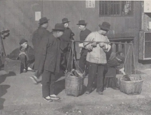 Chinos en un mercado