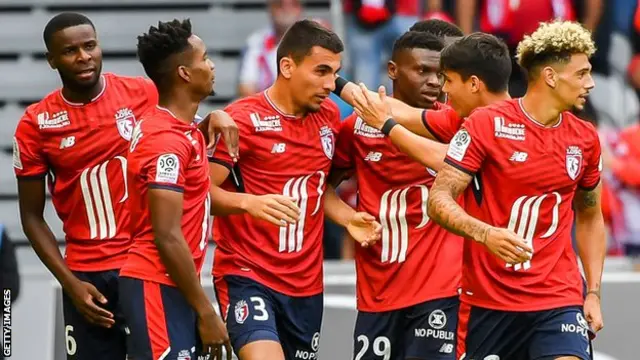 Jugadores del Lille celebran la victoria sobre Nantes.