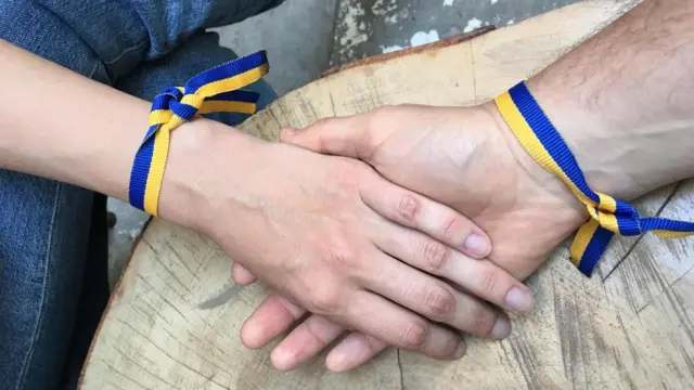 Браслети на руках у національних кольорах