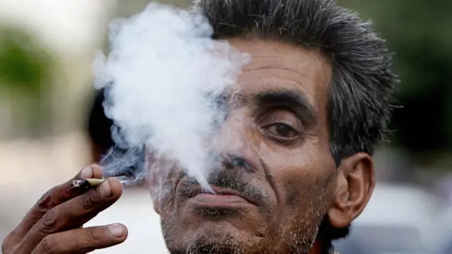 বাংলাদেশে আয় বাড়ার সাথে সাথে বিড়ি ছেড়ে সিগারেট ধরছেন বহু মানুষ