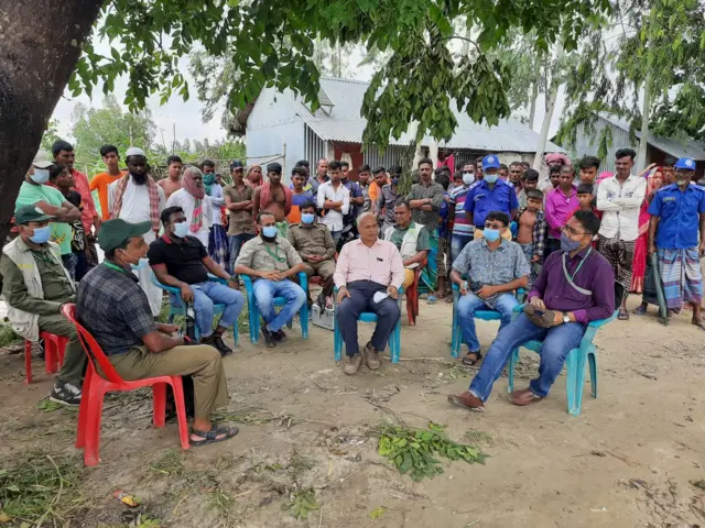 স্থানীয়দের মধ্যে সচেতনতামূলক প্রচারণা চালাচ্ছেন বন বিভাগের কর্মকর্তারা