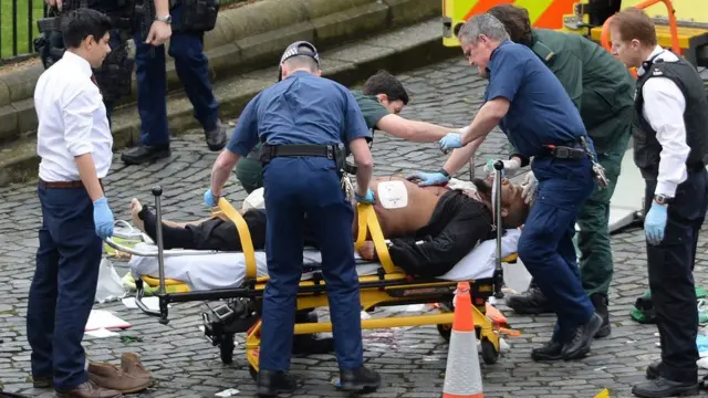 Atacante atendido por paramédicos.