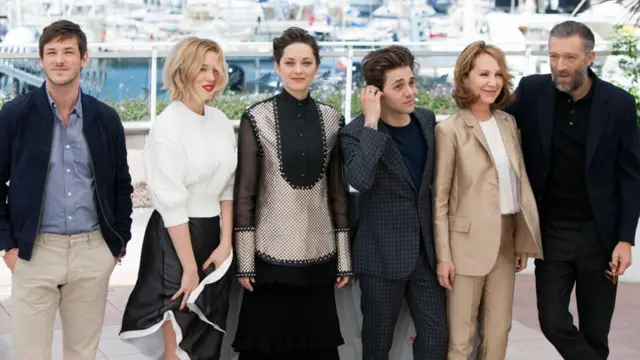 Gaspard Ulliel en el Festival de Cannes junto al elenco de la película "No es más que el fin del mundo".
