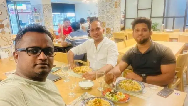 지난 9월 지나드(오른쪽)와 저녁을 같이 하며 아내의 임신을 축하했던 누샤드(왼쪽)와 리하스