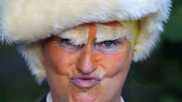 این معترض به سفر آقای ترامپ با این شمایل ساعتی پیش خود را به آکسفوردشایر رساند تا بلکه در مسیر سفر کوتاه آقای ترامپ از لندن به کاخ بلنهایم پیغام خود را به رئیس‌جمهور آمریکا برساند