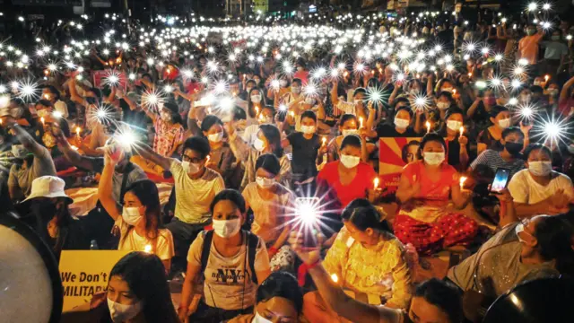నిరసనల్లో మరణించిన వారికి సంఘీభావంగా యాంగాన్ గత మార్చిలో సెల్‌ఫోన్ లైట్‌తో సంఘీభావం తెలుపుతున్న ఆందోళనకారులు