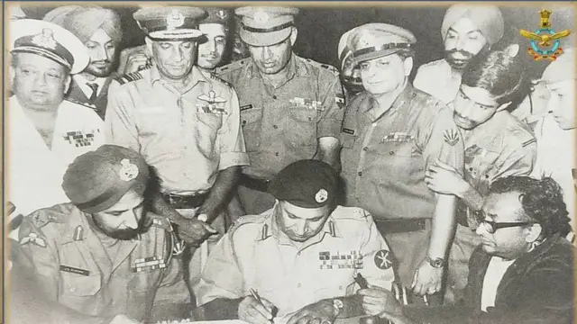 પાકિસ્તાની સેનાના જનરલે આત્મસમર્પણ કર્યું તે સમયની તસવીર