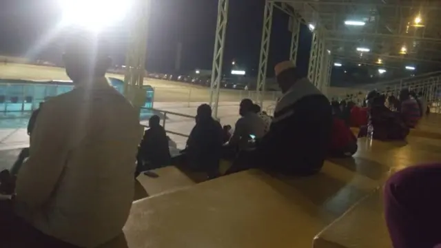 Hari abafatwa barenze ku mabwiriza bakarazwa bicaye muri za stade cyangwa bagafungirwa mu bigo by'amashuri kuko ubu amashuri adakoreshwa