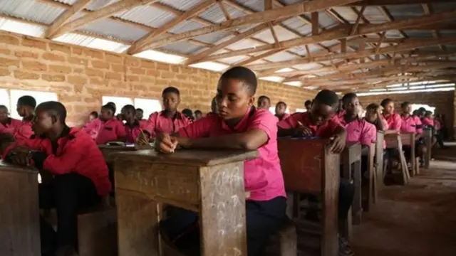 أطفال أوبانغ لا يُشجّعون على التكلم بلغتهم في المدرسة