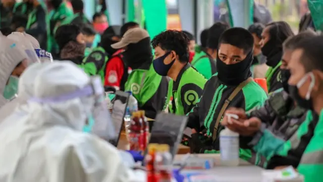 Sejumlah pengemudi ojek daring (ojol) mendaftar untuk mengikuti tes usap (swab test) di Terminal Poris Plawad, Kota Tangerang, Banten, Jumat (17/07)
