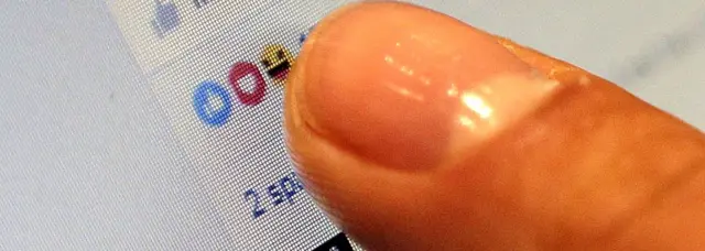 ኣጻብዕቲ ኣብ ቃታ ፈይስ ቡክ