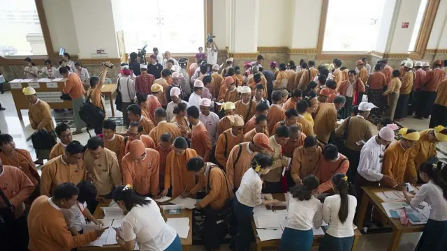 ကိုယ်စားလှယ်လောင်းကန့်ကွက်တာတွေကို NLD ပါတီ ဗဟိုက ပြန်လည်စိစစ်အပြီးမှာ ၁၂ ဦးကို ကိုယ်စားလှယ်စာရင်းကနေ ဖယ်ရှား
