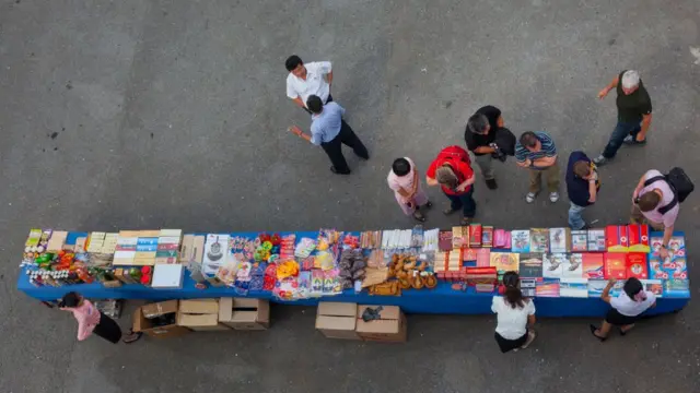 평양-개성 고속도로에서 물건을 판매 중인 북한 여성