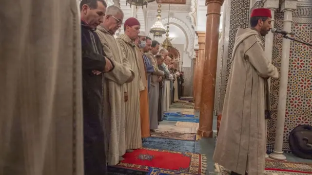 Des musulmans se rassemblent pour effectuer la prière des tarawih, qui n'a pas été effectuée en raison des restrictions du COVID-19 depuis 2 ans, pendant le mois sacré du Ramadan à la mosquée Lalla Sokaina à Rabat, au Maroc, le 6 avril 2022