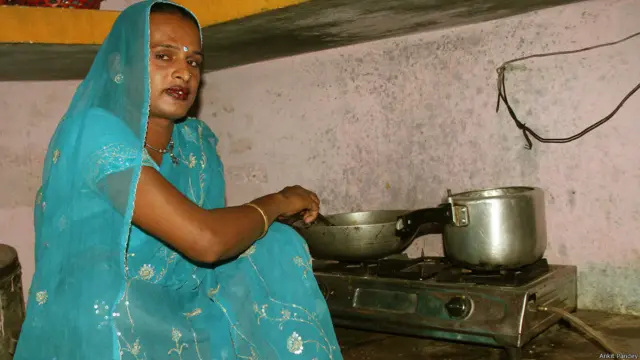 සිය කැමැත්තෙන් ලිංගිකත්වය වෙනස් කරගත් (transgender) 'ගෘහණියක්'