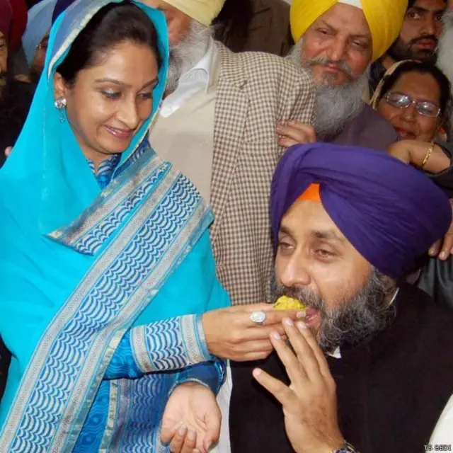 सुखबीर सिंह अपनी बीवी हरसिमरत कौर के साथ