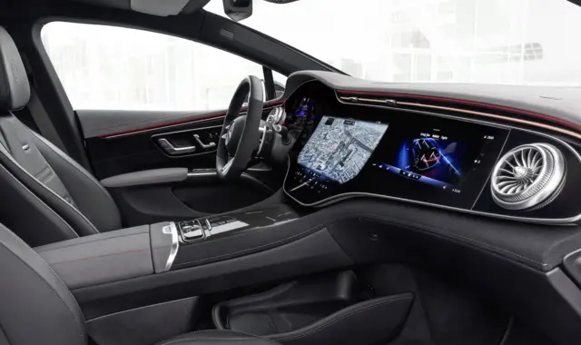 نمایشگر هایپراسکرین بنز سراسر داشبورد را می‌پوشاند